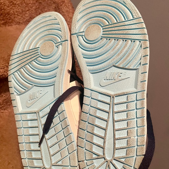 Like NEW Nike Air Jordan Retro size 9. A beautiful sneaker on & off the court🏀🏀 - Picture 8 of 13